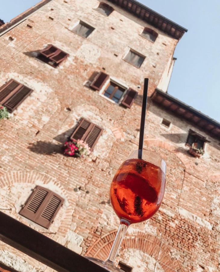 Antica Torre Del Borgo Bed & Breakfast Черталдо Екстериор снимка