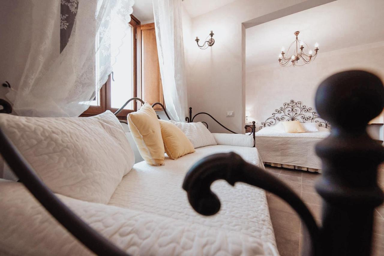 Antica Torre Del Borgo Bed & Breakfast Черталдо Екстериор снимка