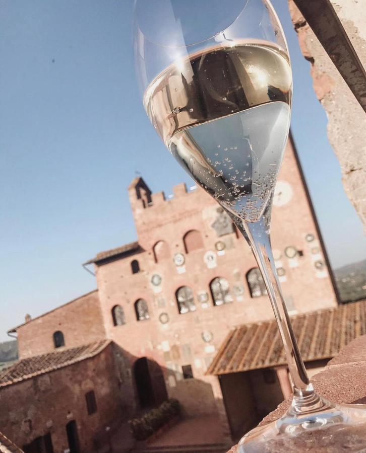 Antica Torre Del Borgo Bed & Breakfast Черталдо Екстериор снимка