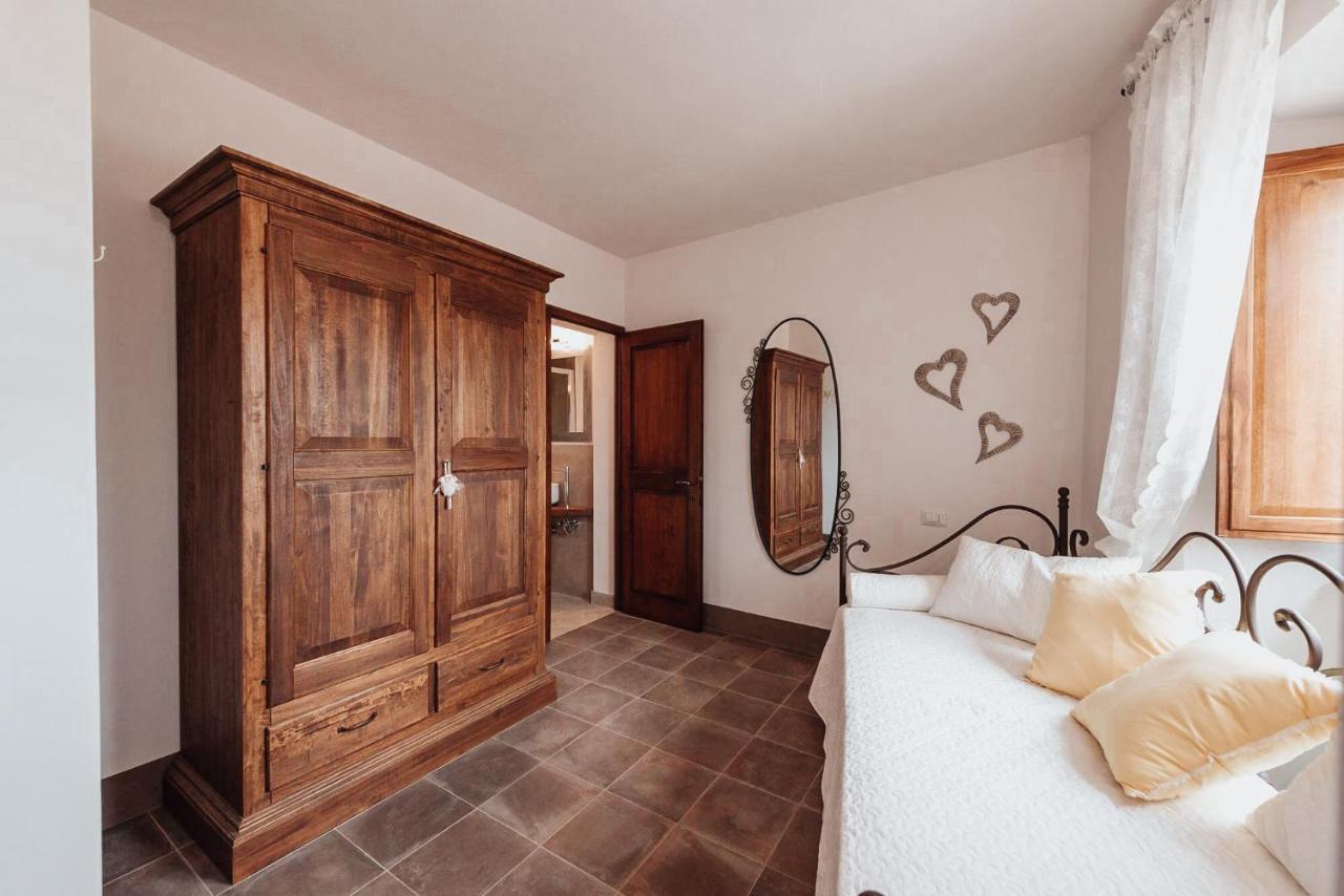 Antica Torre Del Borgo Bed & Breakfast Черталдо Екстериор снимка
