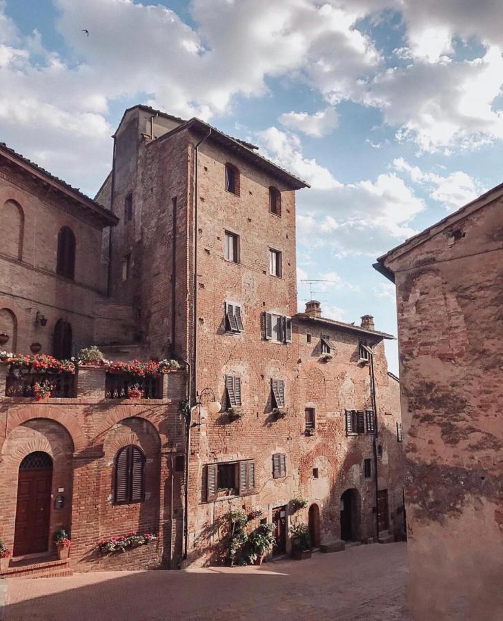 Antica Torre Del Borgo Bed & Breakfast Черталдо Екстериор снимка