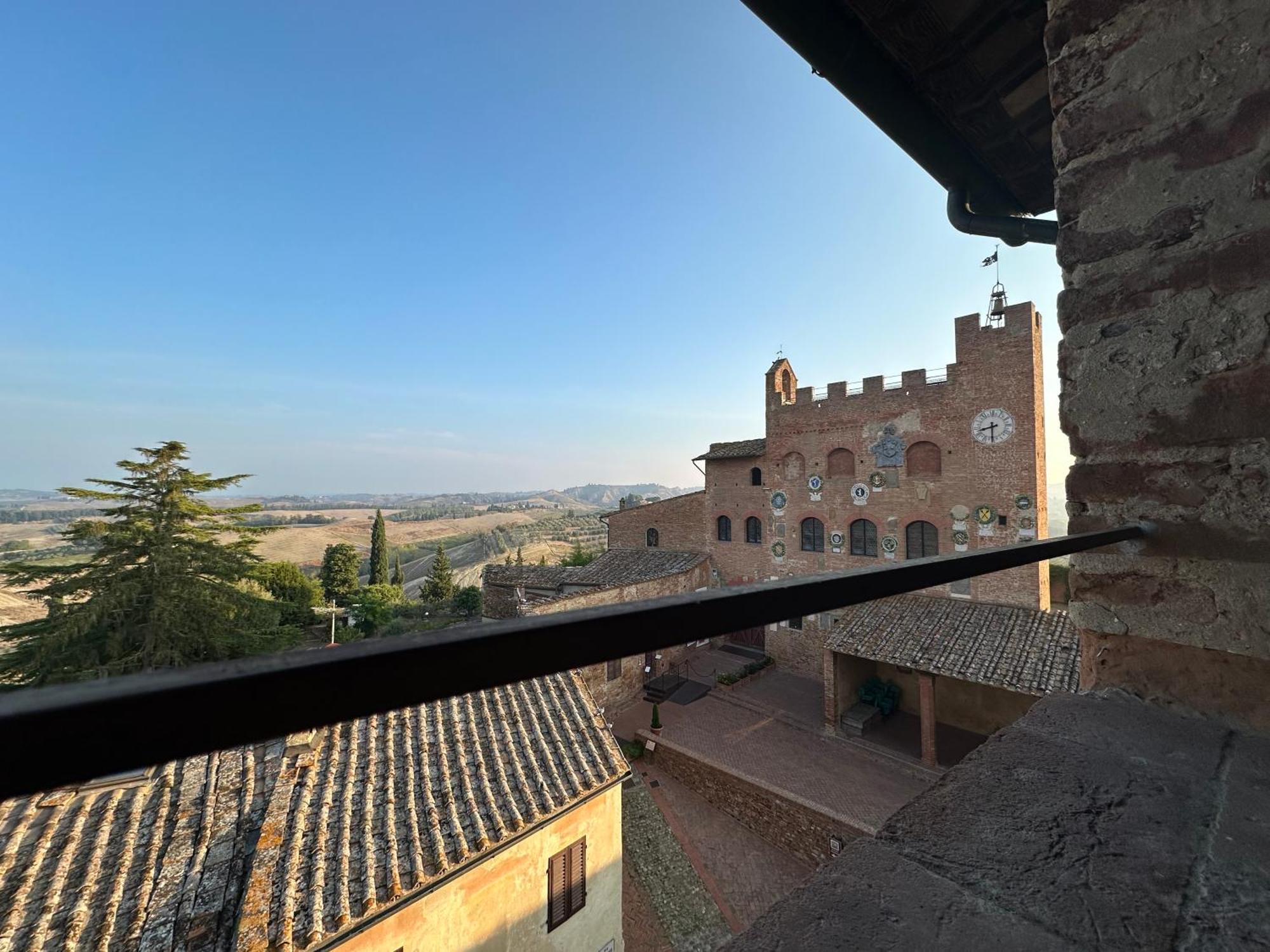 Antica Torre Del Borgo Bed & Breakfast Черталдо Екстериор снимка